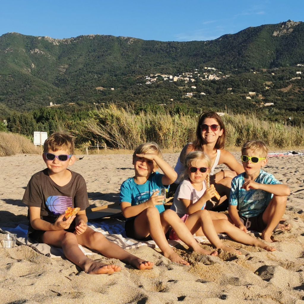Erfüllt Mama Sein - Marlene Petter mit Familie am Strand
